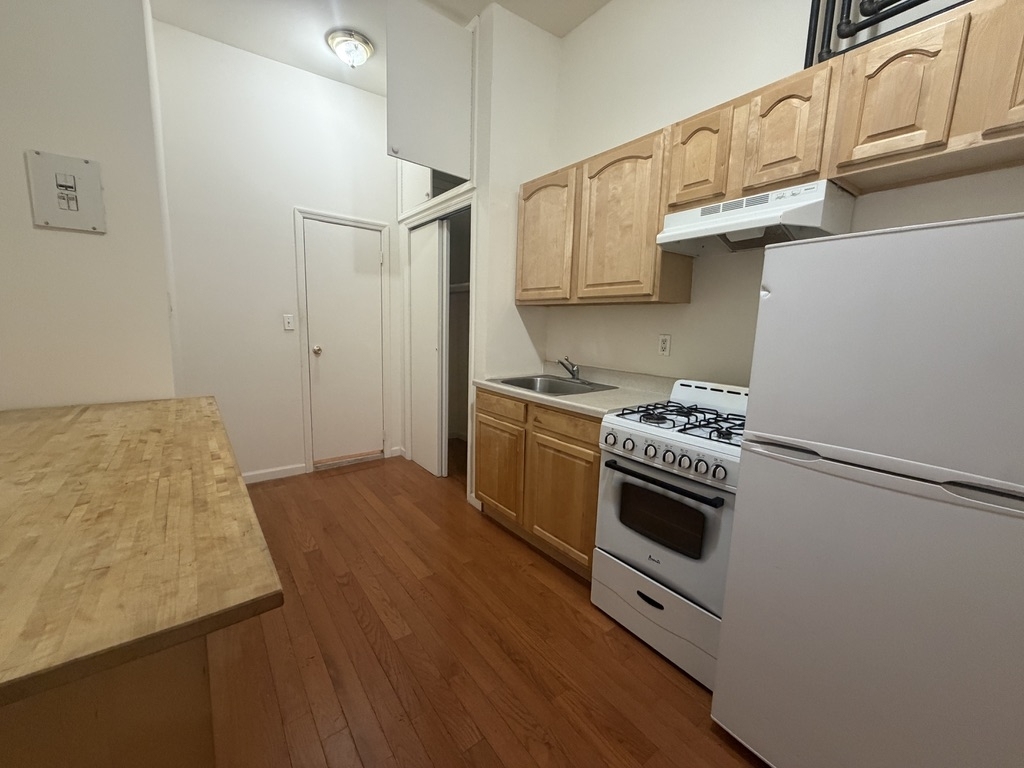 East 9th Street - Photo 0