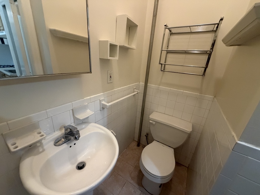 East 9th Street - Photo 4