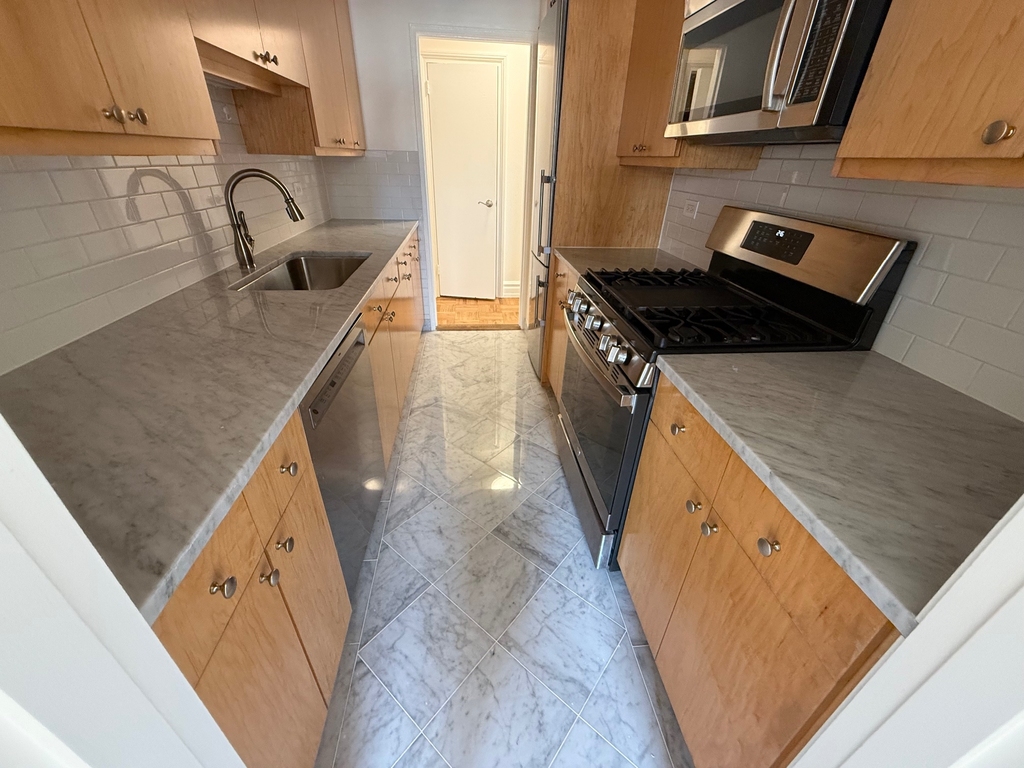 420 East 79th Street - Photo 6