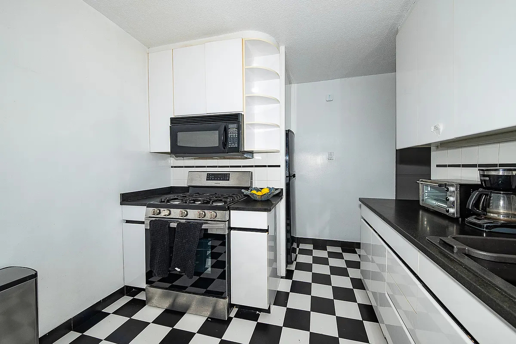 300 East 40th Street - Photo 11