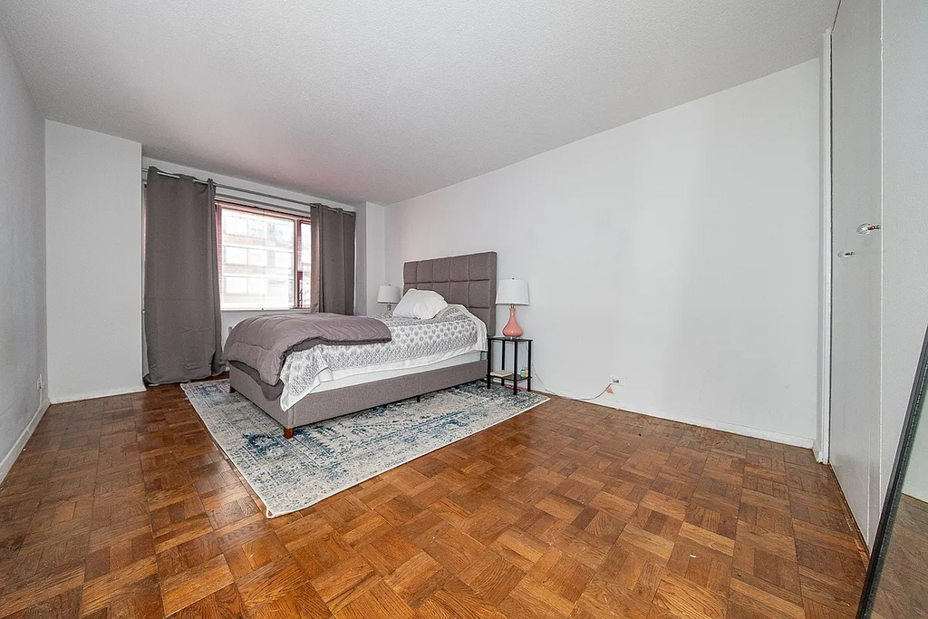 300 East 40th Street - Photo 5