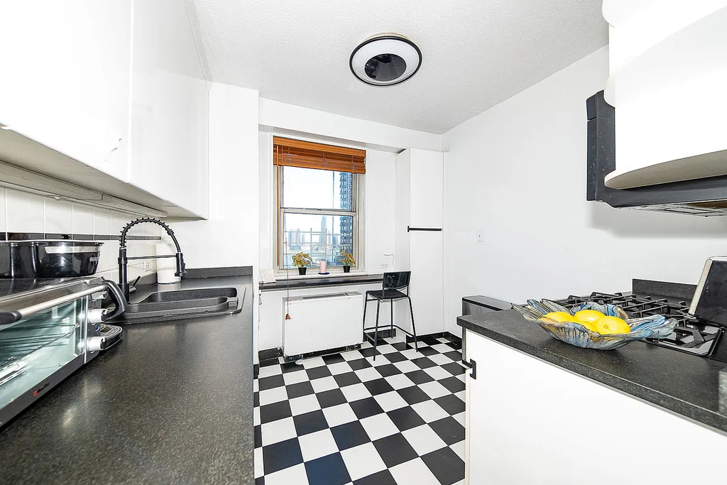 300 East 40th Street - Photo 8
