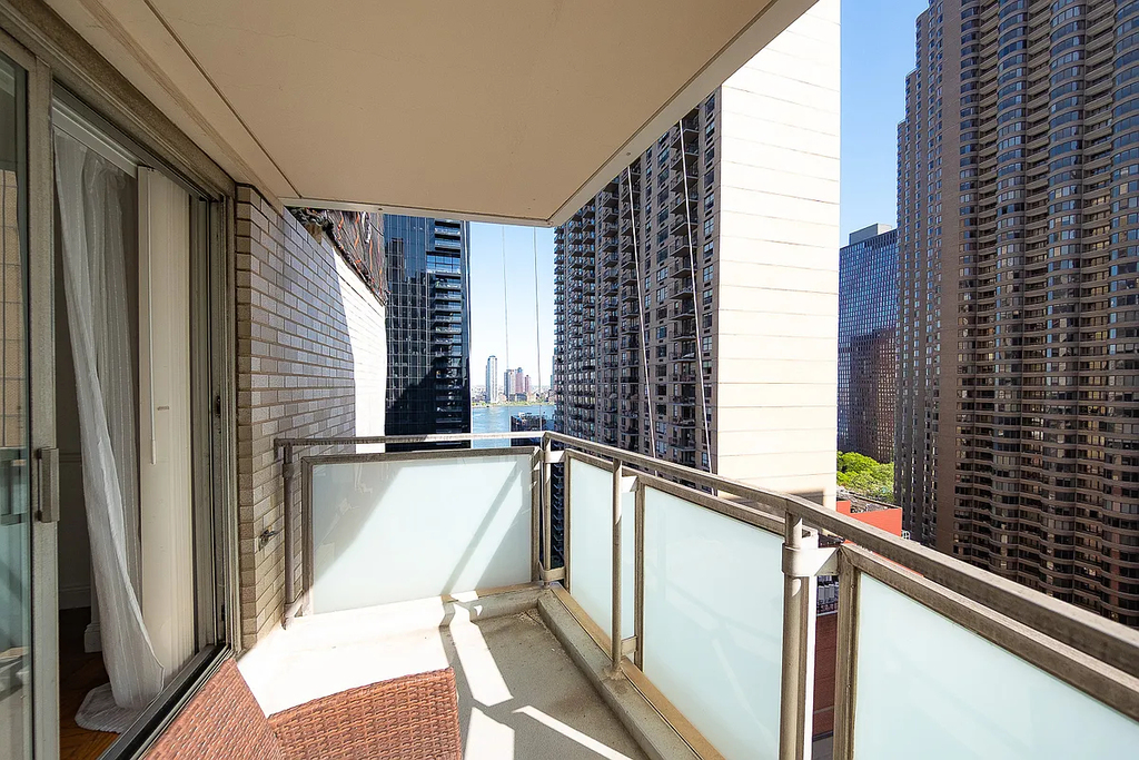 300 East 40th Street - Photo 3