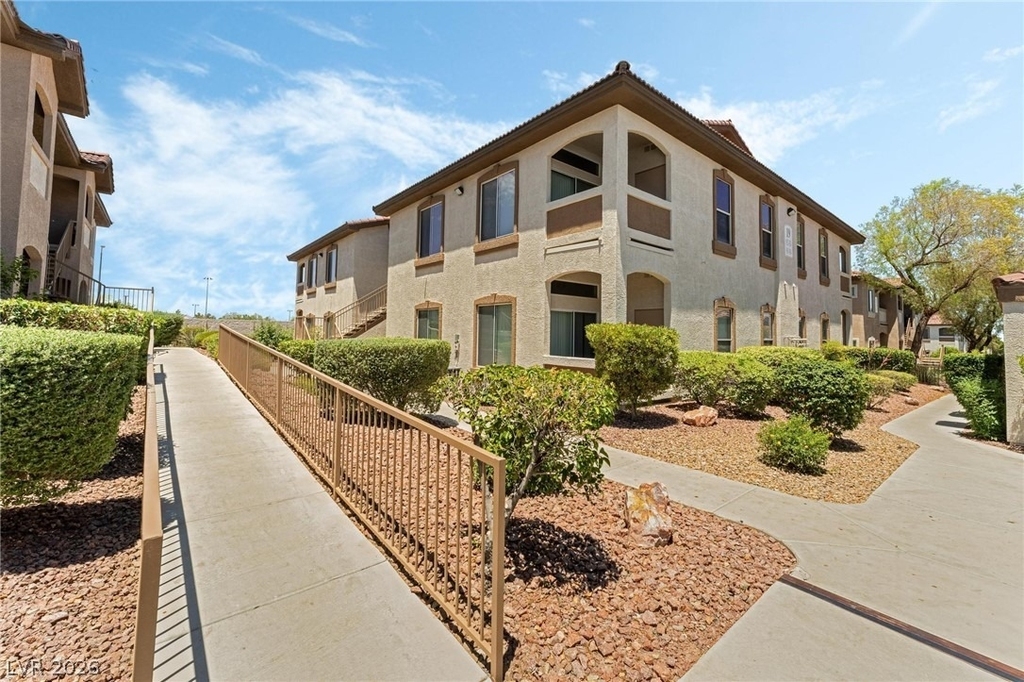 2305 W Horizon Ridge Parkway - Photo 2