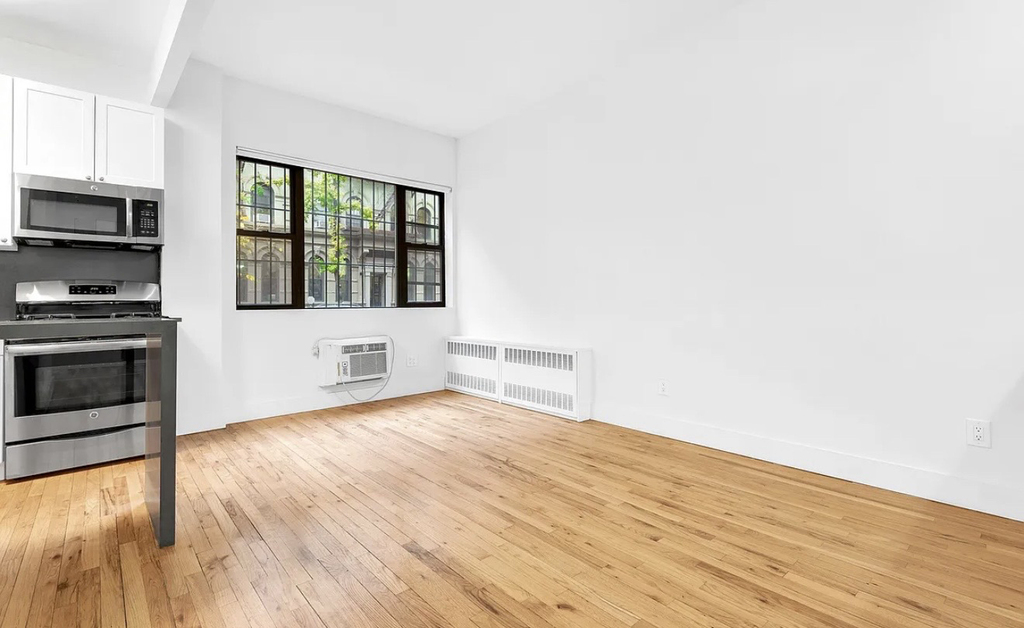 220 East 25th Street - Photo 0