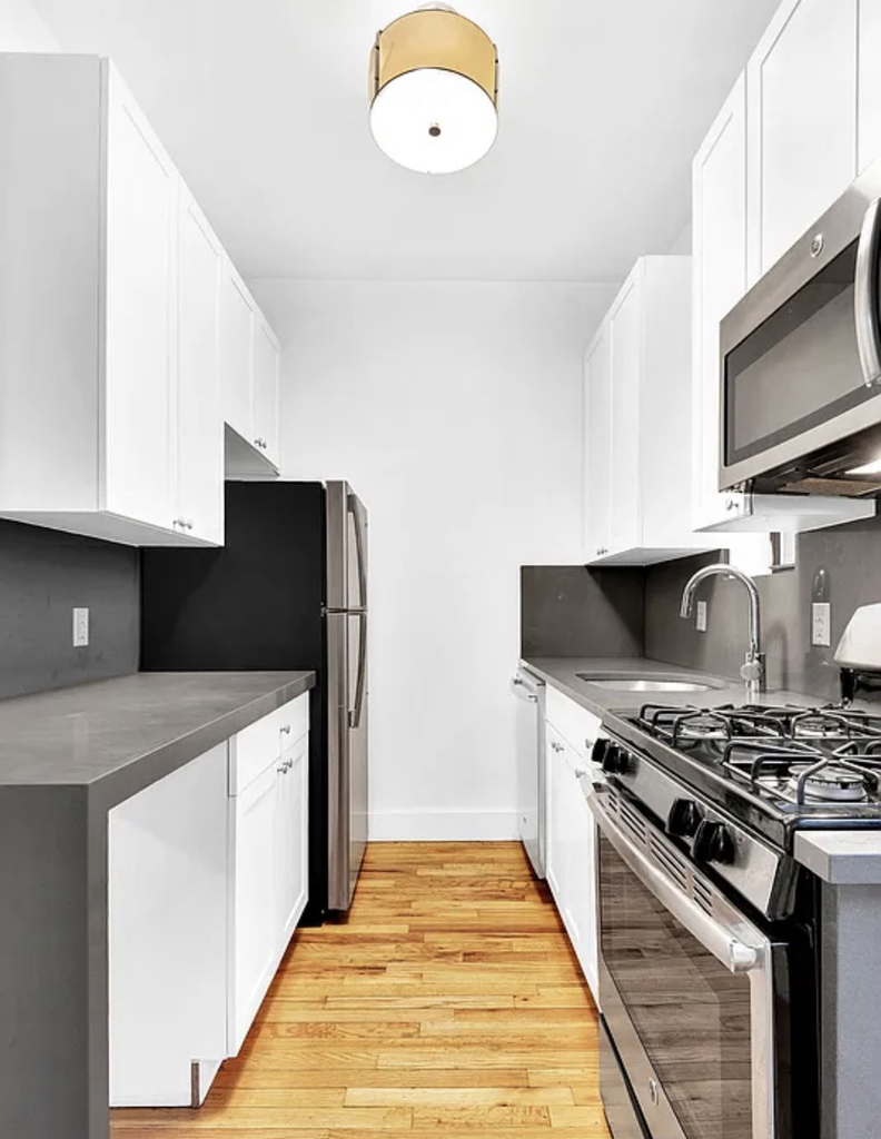 220 East 25th Street - Photo 2