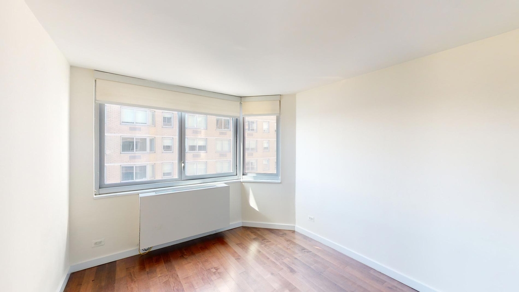 401 E 34th St - Photo 4