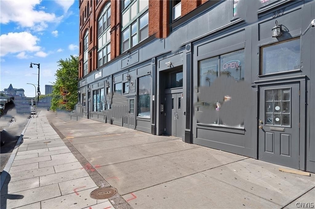 319 N Salina Street - Photo 2