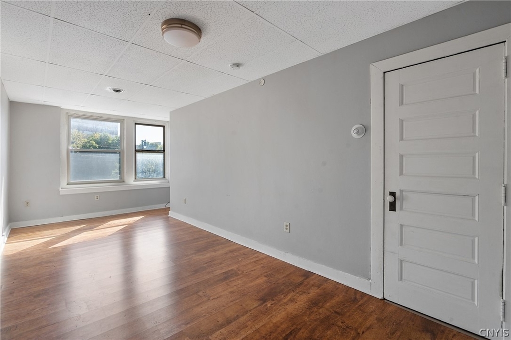 319 N Salina Street - Photo 4