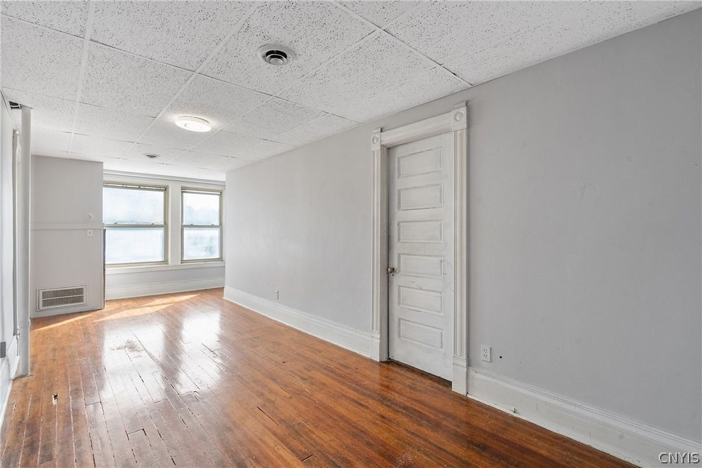 319 N Salina Street - Photo 18