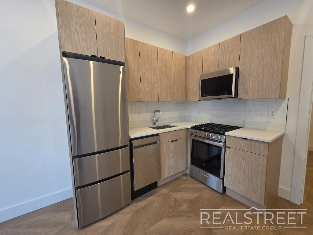 25-66 Steinway Street - Photo 8