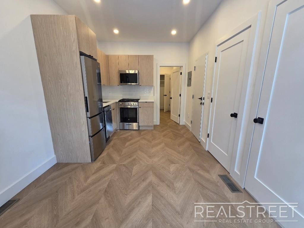 25-66 Steinway Street - Photo 10