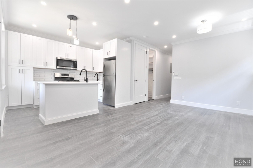 135 East 46th Street - Photo 2