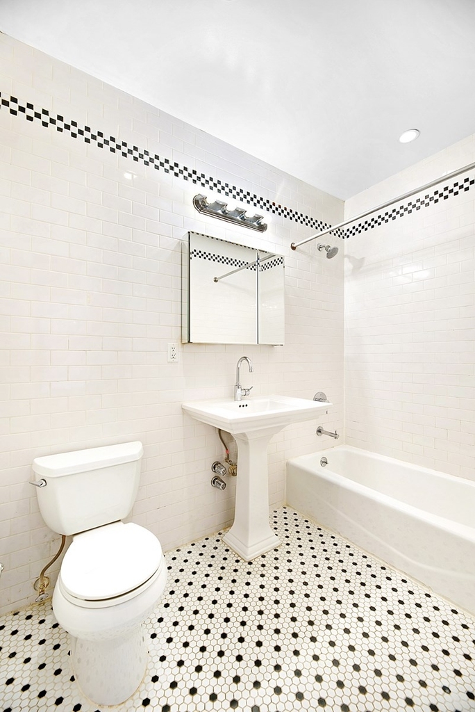 358 West 45th Street - Photo 4