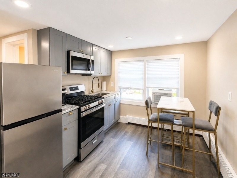 936 Stuyvesant Ave 3rd Fl - Photo 1