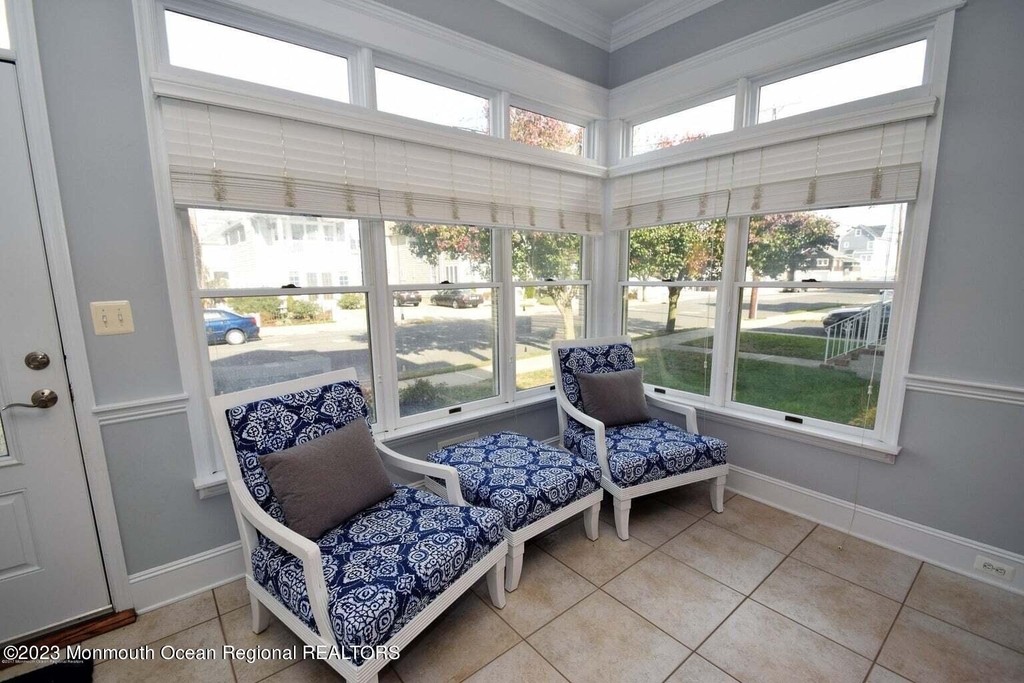 563 Whiting Avenue - Photo 6