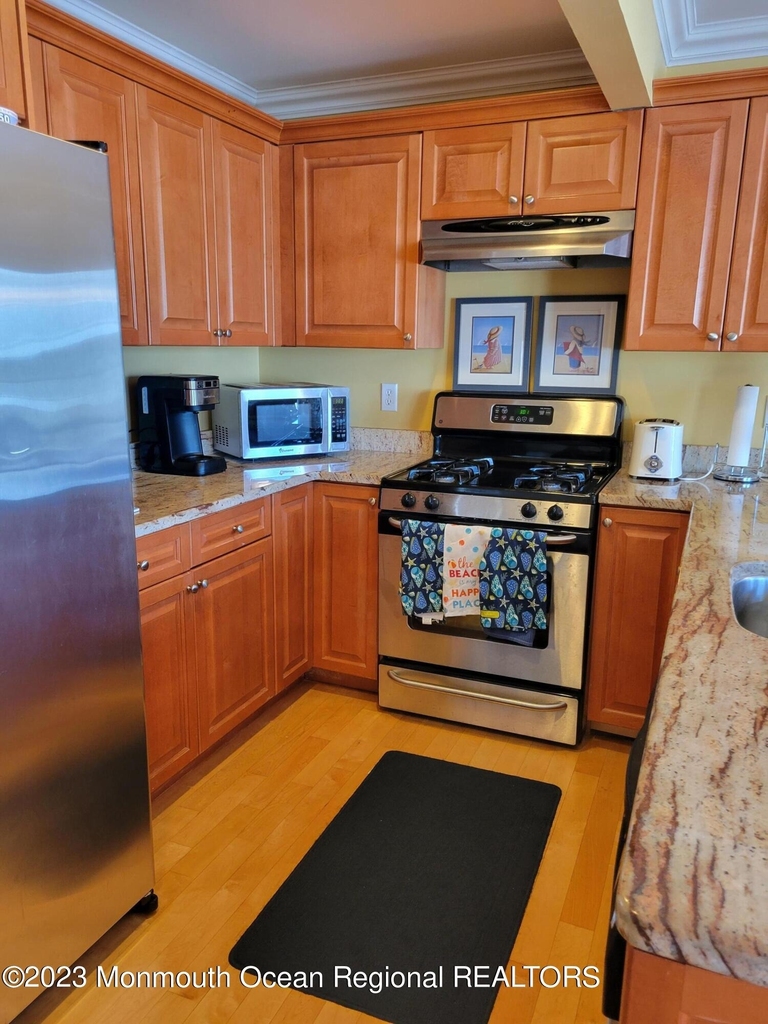 27 Broadway - Photo 2