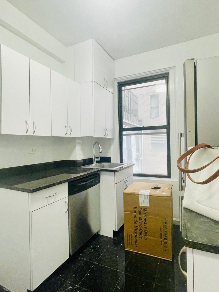 156 East 37th Street - Photo 7