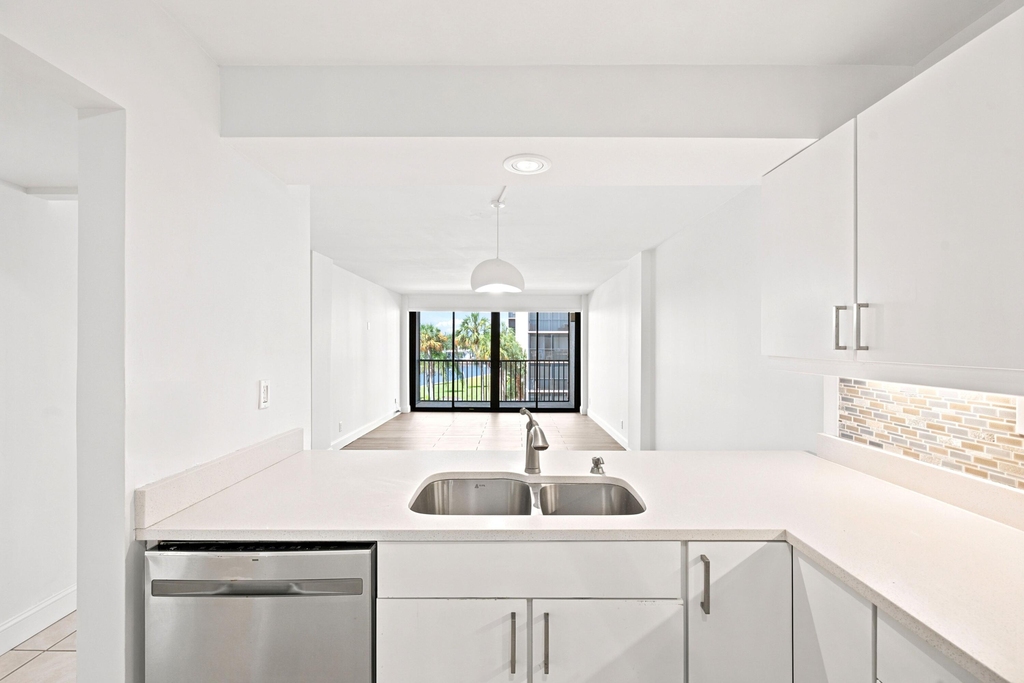 8 Royal Palm Way - Photo 10