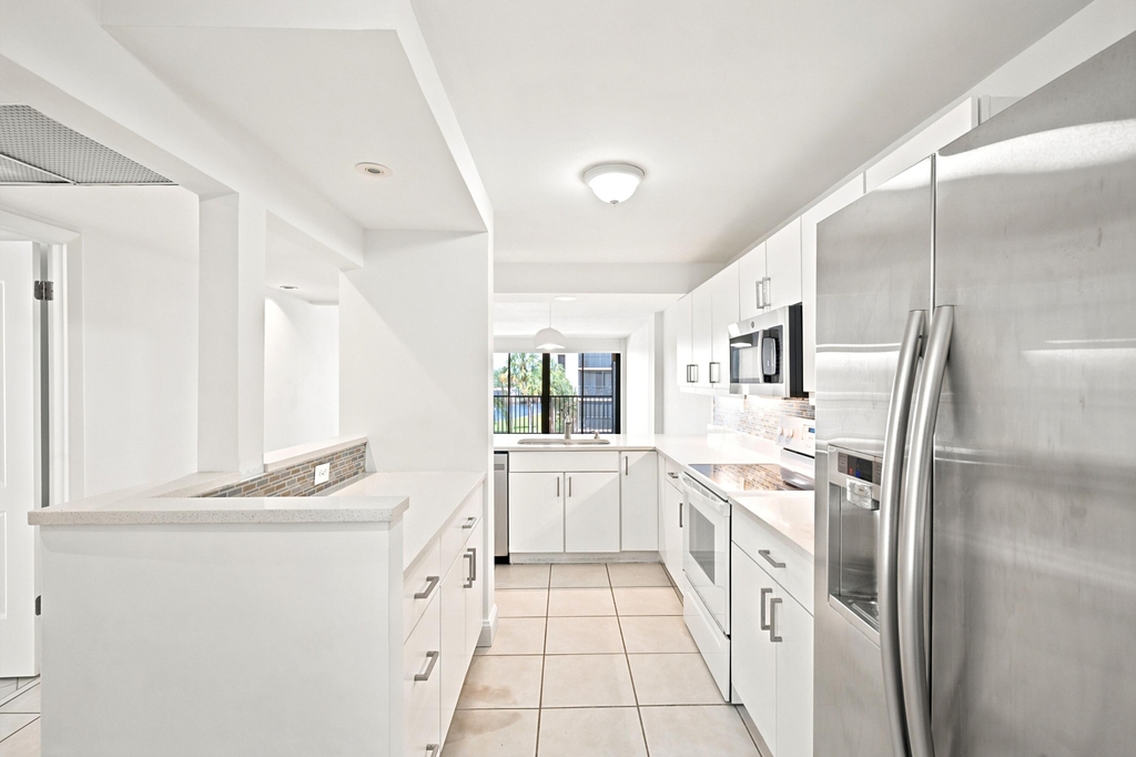8 Royal Palm Way - Photo 7