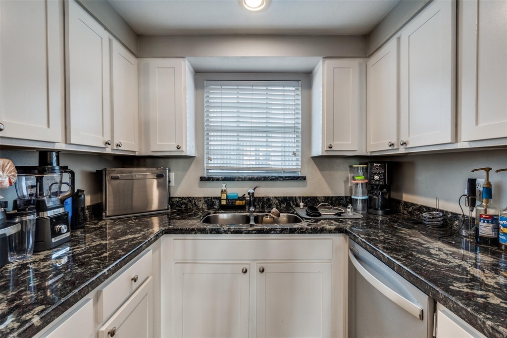3100 Cole Avenue - Photo 9