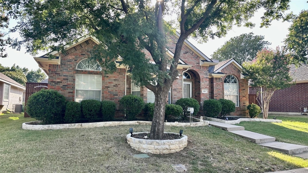 808 Pinnacle Circle - Photo 1