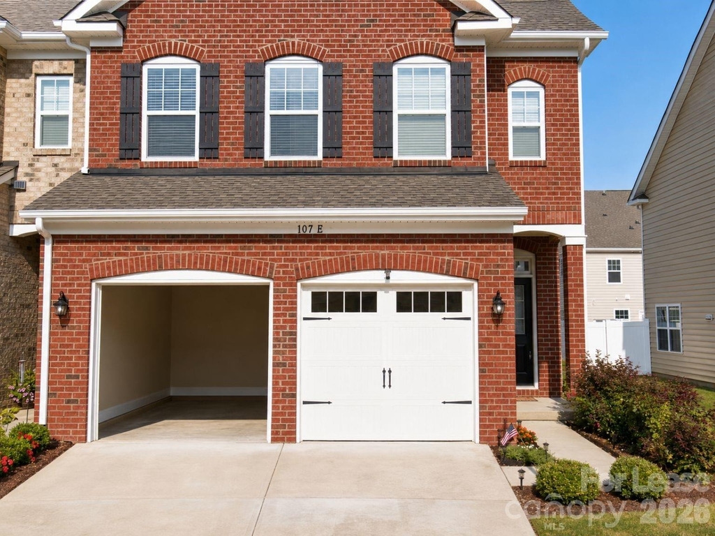 107 Dellbrook Street - Photo 2