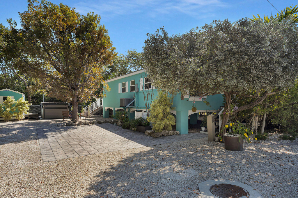150 Sunshine Boulevard - Photo 0