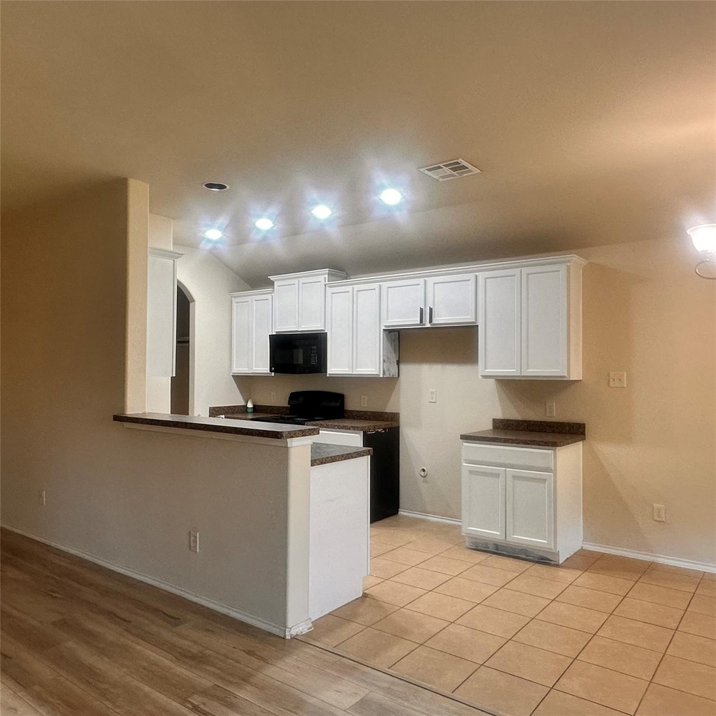 708 Westgate Court - Photo 2