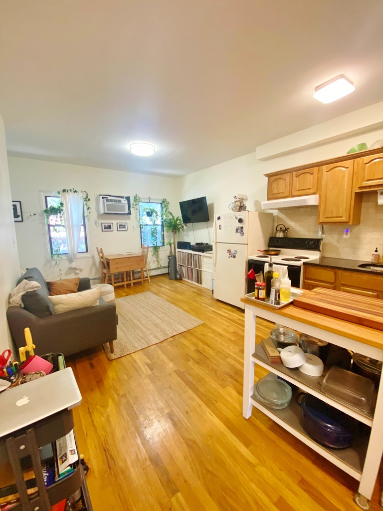 394 Graham Avenue - Photo 3