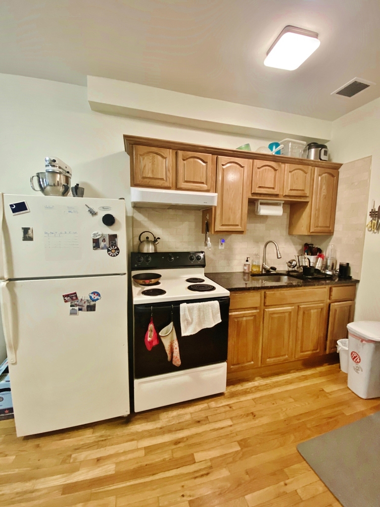 394 Graham Avenue - Photo 0