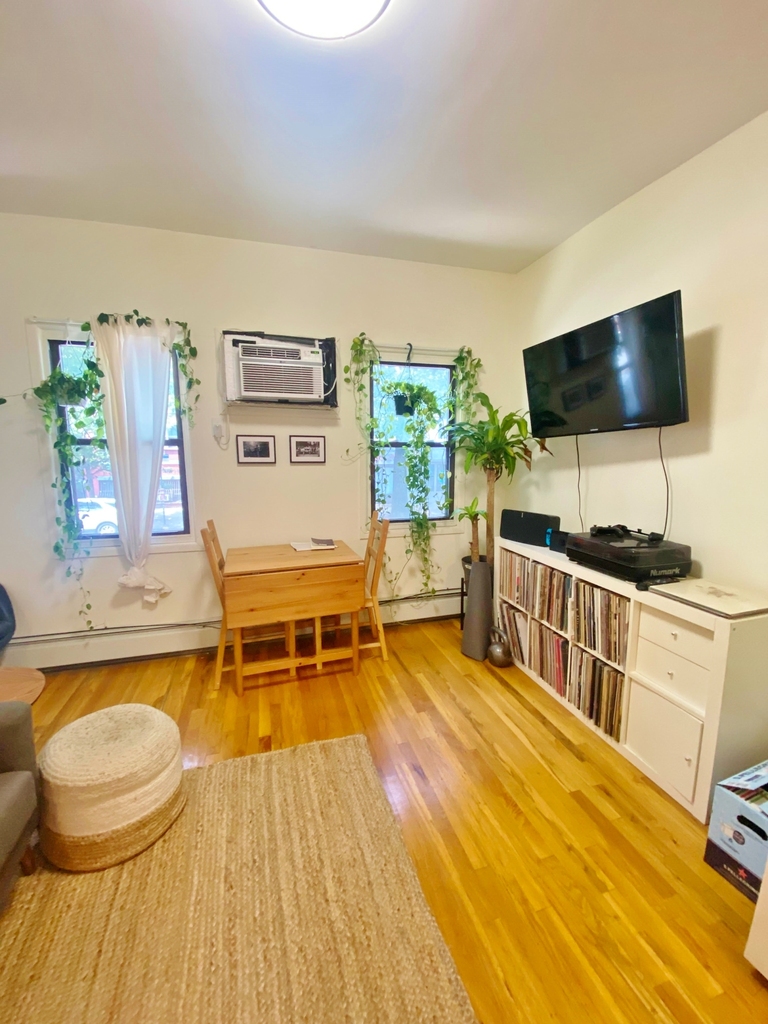 394 Graham Avenue - Photo 4
