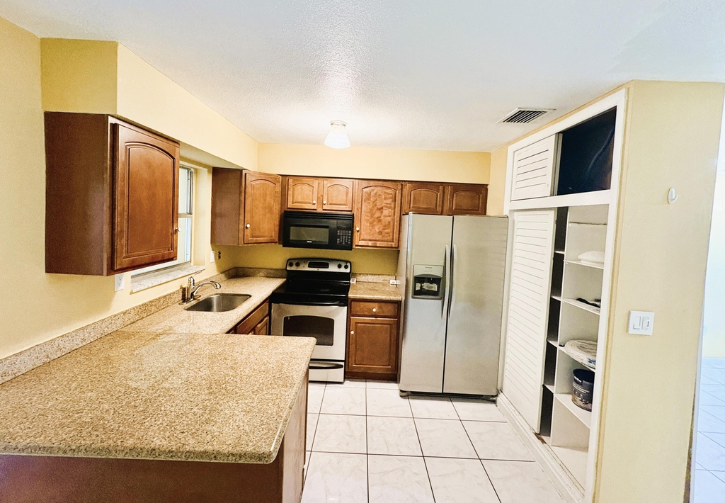 1685 Nw 60th Avenue - Photo 3