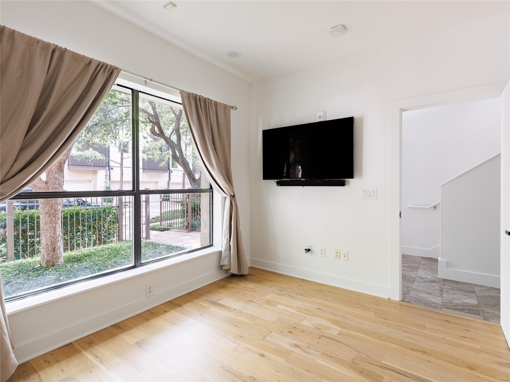 4111 Newton Avenue - Photo 4