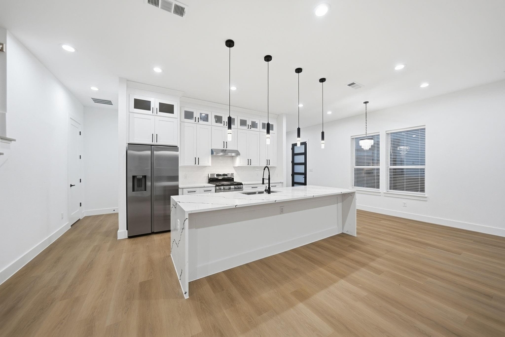 310 E 7th Street - Photo 11