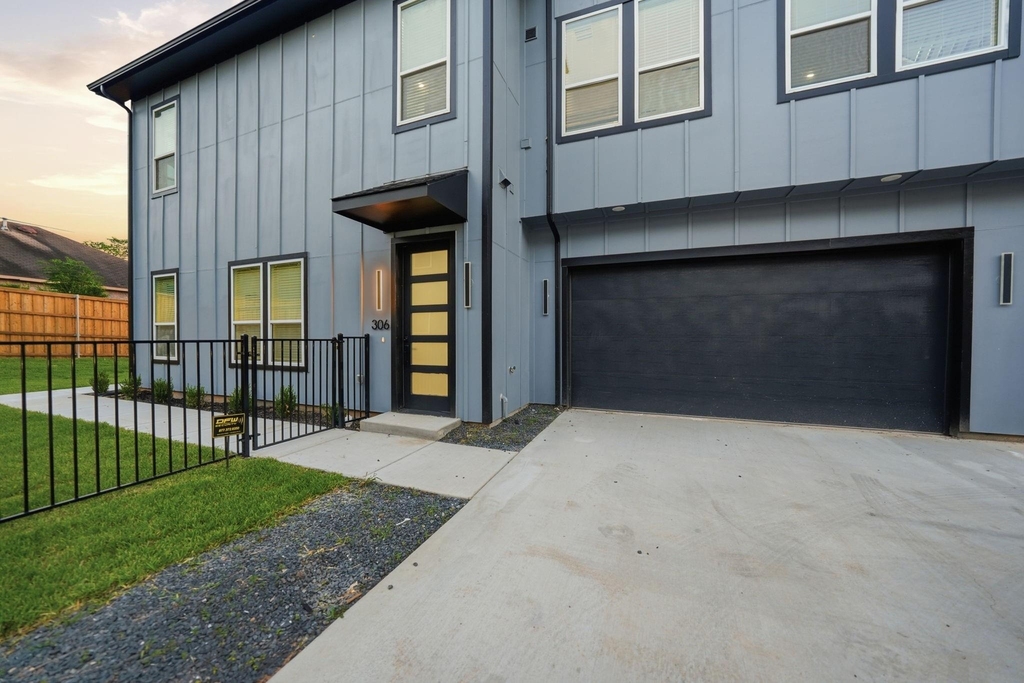 310 E 7th Street - Photo 2