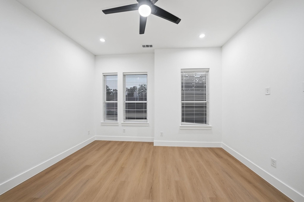 310 E 7th Street - Photo 21