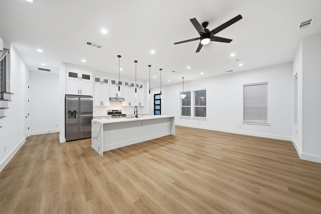 310 E 7th Street - Photo 10
