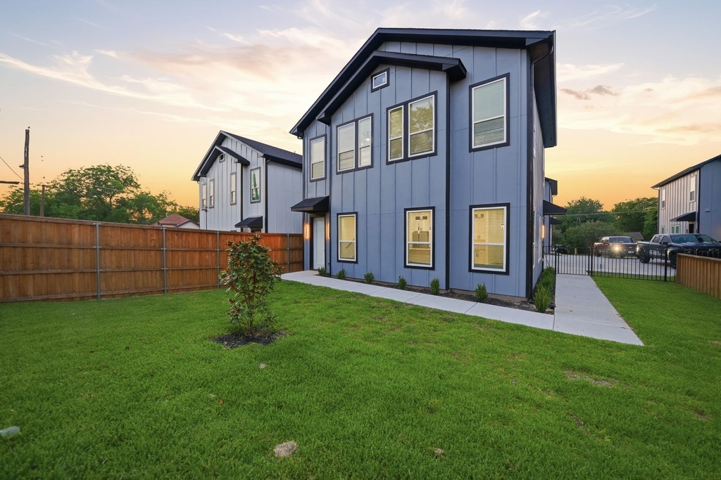 310 E 7th Street - Photo 3
