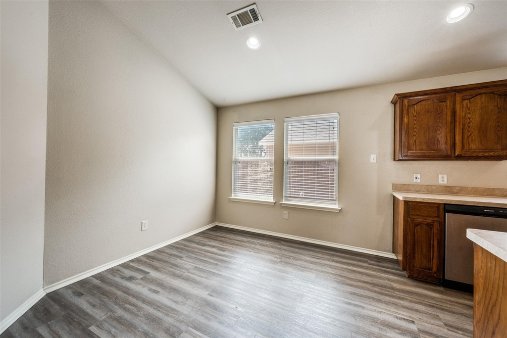1105 Cottonwood Drive - Photo 4