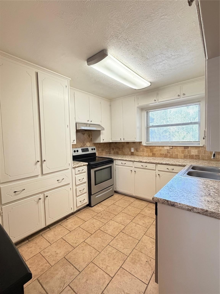 1621 Gill Street - Photo 2