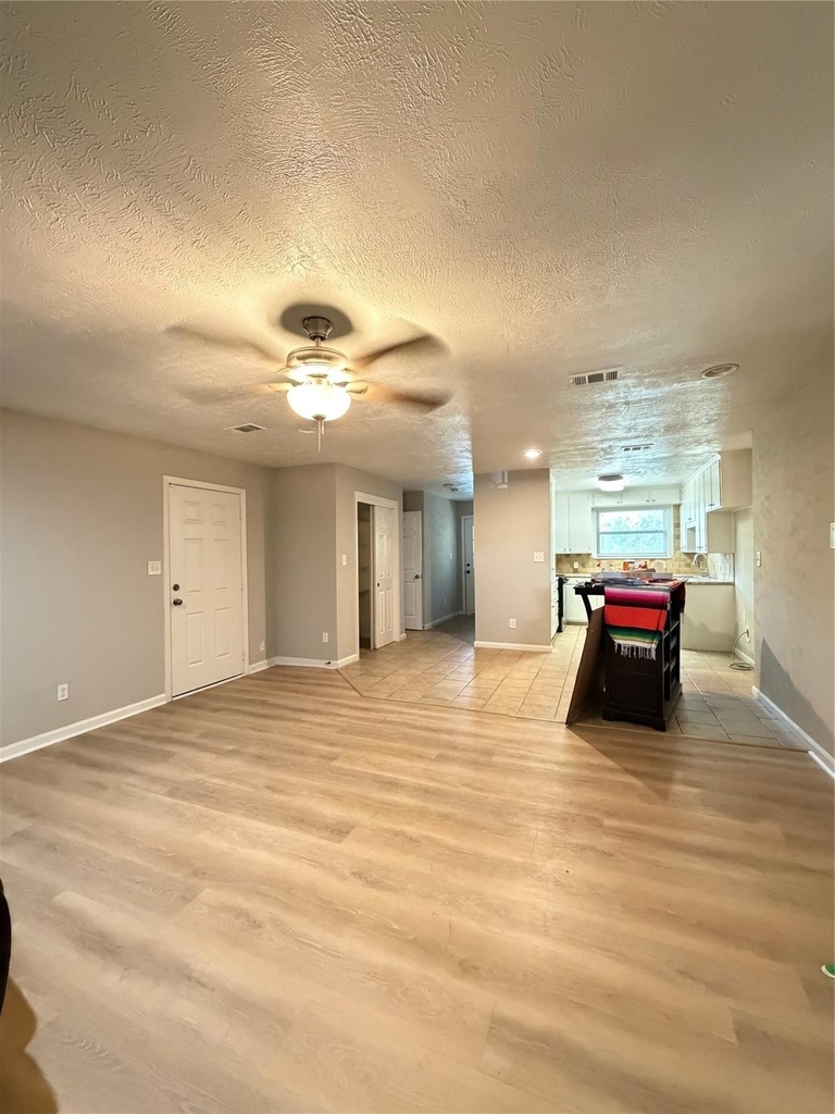 1621 Gill Street - Photo 3