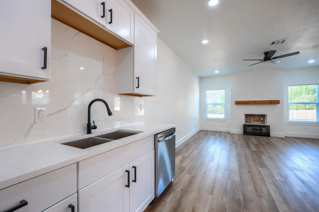 3323 Howard Street - Photo 7