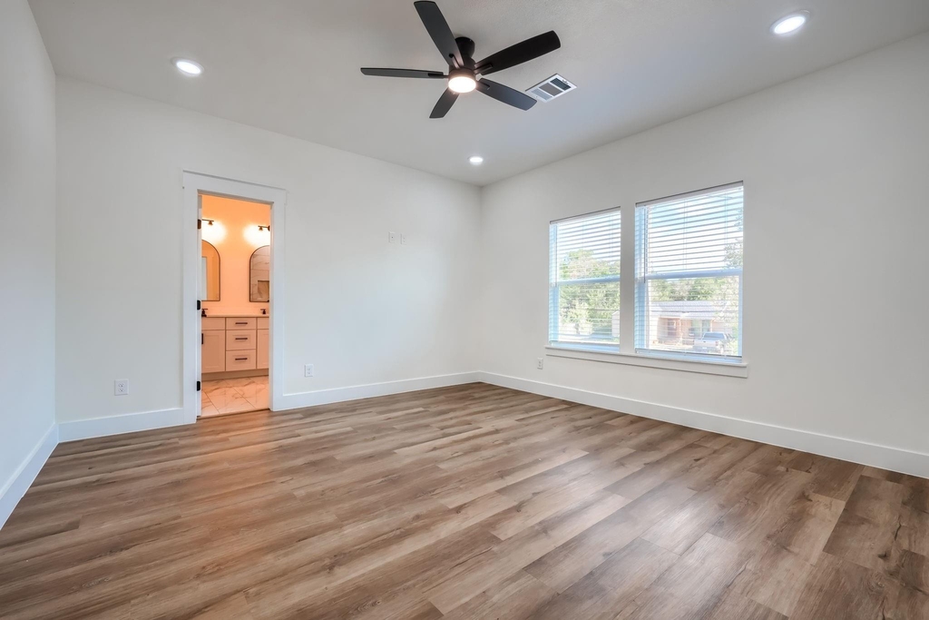 3323 Howard Street - Photo 23