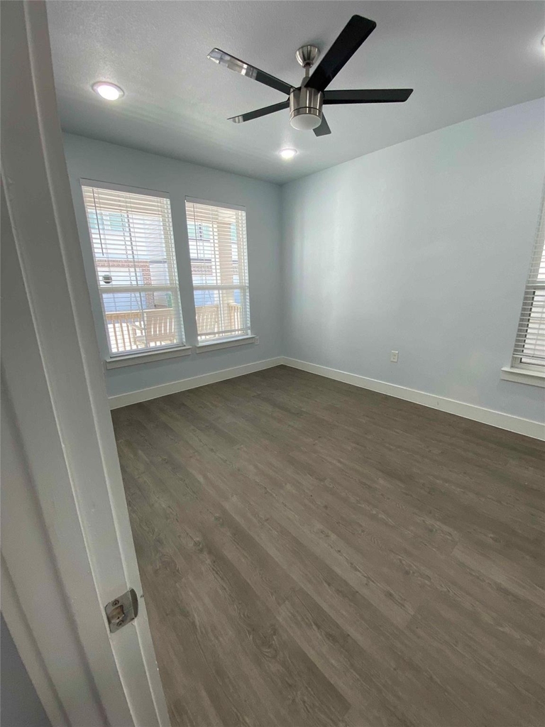 203 S Village Way - Photo 2