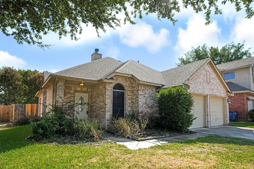 2508 Lakeshore Drive - Photo 0