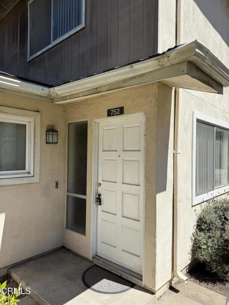 752 W Hemlock Street - Photo 1