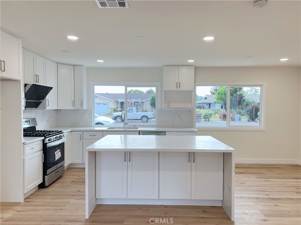 5261 Raintree St - Photo 2