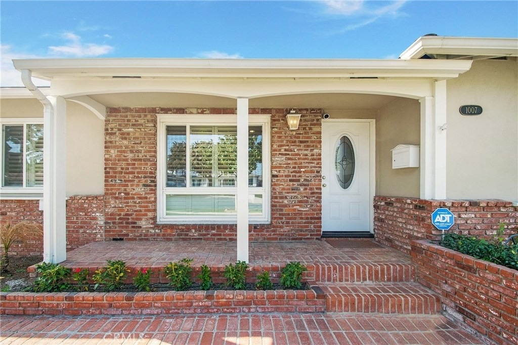 1007 S Cedar Avenue - Photo 1