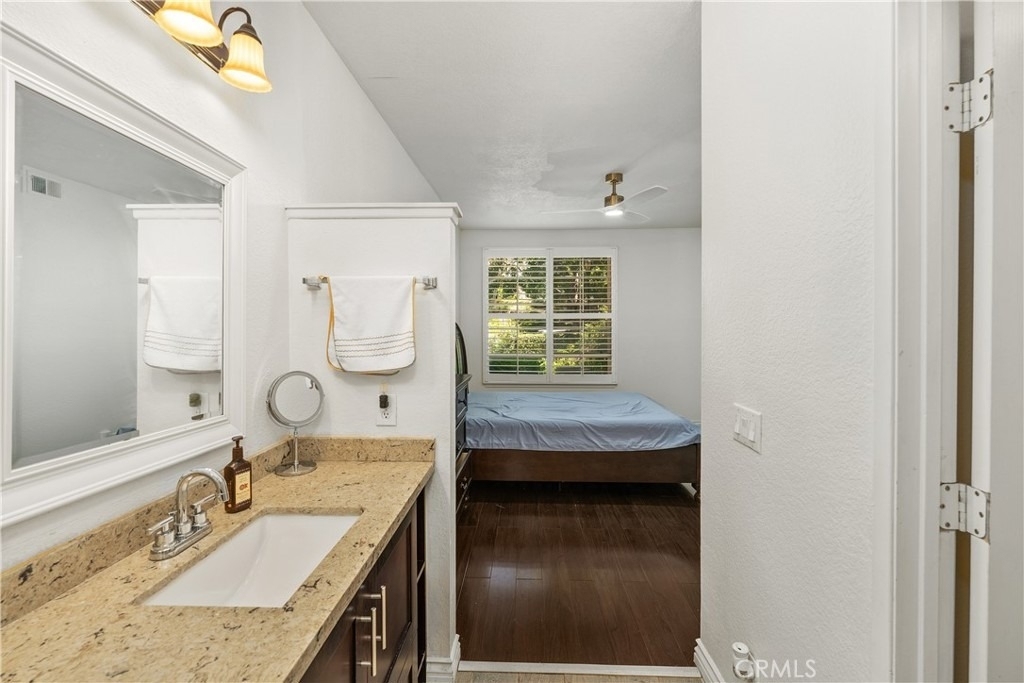9 Silktassel - Photo 15